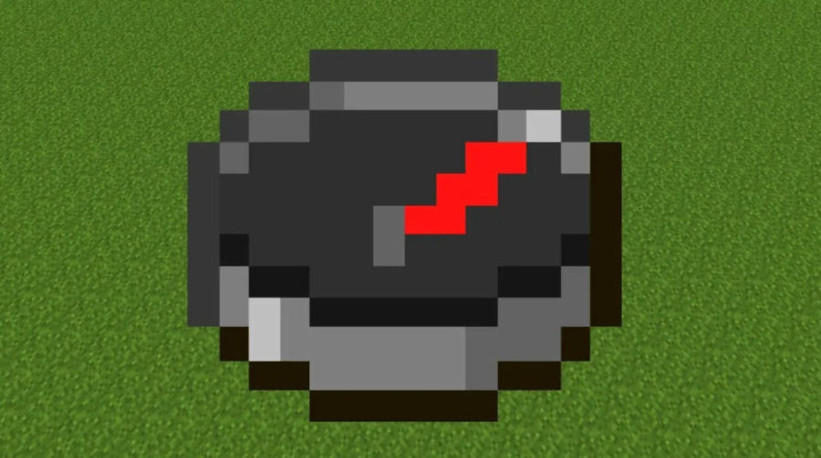 компас в руке игрока в майнкрафт на фоне леса